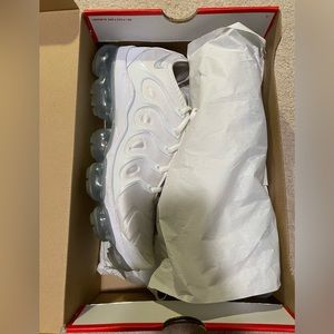 Men’s 11.5 Vapor Max Plus in white